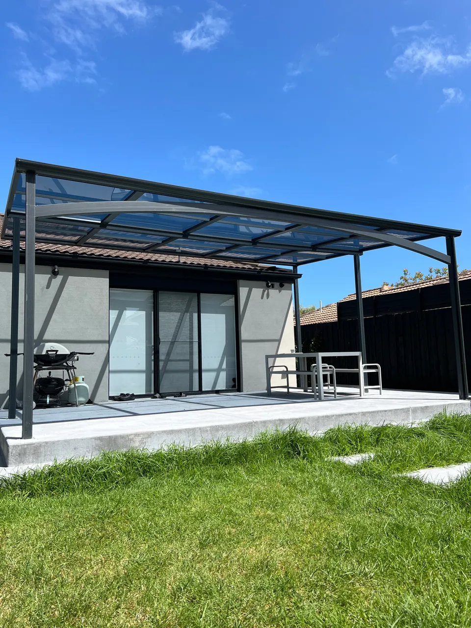 Bentleigh Clearview roof with a wide clear frontage between the posts