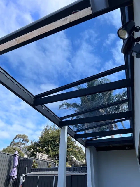 Clearview installation: Roof edge and supporting post